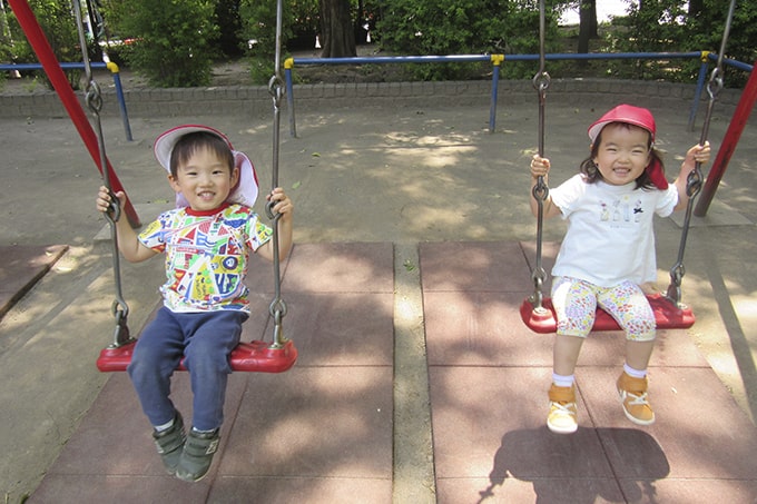 写真：神楽坂保育園　ブランコに乗る園児