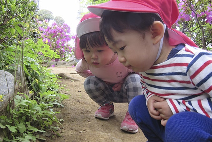 写真：神楽坂保育園　お散歩中の園児